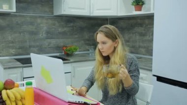 sağlıklı gıda evde, içme ve yemek yeme sarışın kız sağlık kavramı