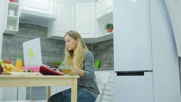 Hezká blondýnka a pití zdravé jídlo doma, koncepce zdravotní péče — Stock video