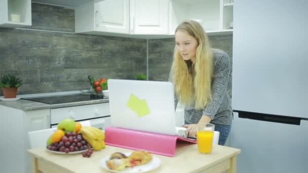 Young beautiful girl dancing at home in the kitchen — Stock Video