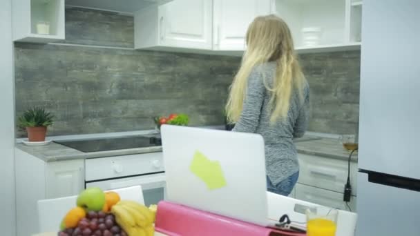 Mooi meisje dansen thuis in de keuken — Stockvideo