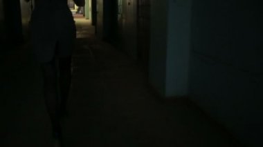 Kız merdivenlerden takip uzak çalışır