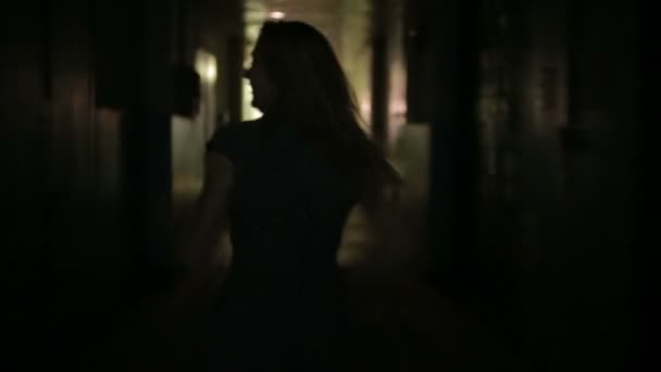 Κορίτσι τρέχει μακριά από την επιδίωξη τις σκάλες — Αρχείο Βίντεο