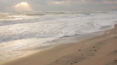Büyük dalgalarla sahile bir fırtınada sırasında