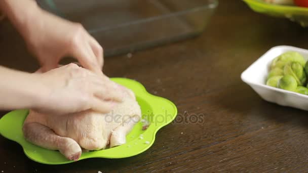 Poulet rôti sur assiette — Video