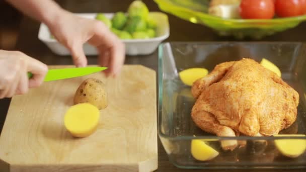 Cooking chicken with vegetables in a glass — Stock Video