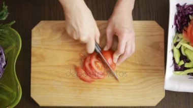 kırmızı lahana salatası kadının elinde bir bıçak ile kesmek