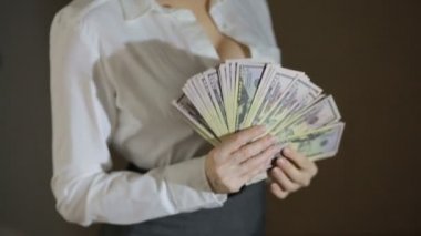 Güzel genç ince kız para dikkate alır.