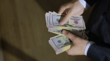 Erkek işadamı bir tomar para, dolar bulur