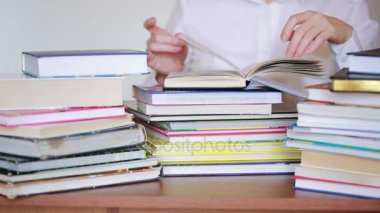Eğitim okul kavramı. Kitaplar ile üniversite kitaplığında tatlı kız