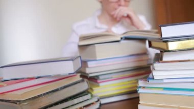 Eğitim okul kavramı. Kitaplar ile üniversite kitaplığında tatlı kız
