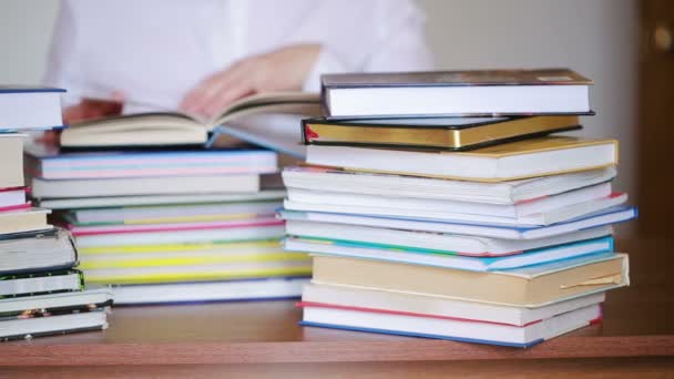 Vzdělávací koncepce školy. Closeup žena dívka v univerzitní knihovnou s knihami