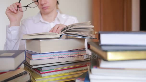 Concepto de escuela educativa. Primer plano chica femenina en la biblioteca de la universidad con libros — Vídeo de stock