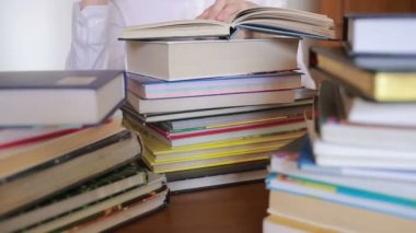 Eğitim okul kavramı. Kitaplar ile üniversite kitaplığında tatlı kız