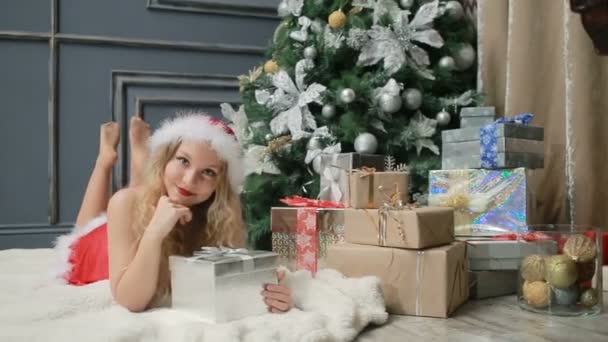 Młoda seksowna dziewczyna w drzewie Boże Narodzenie Santa Claus — Wideo stockowe