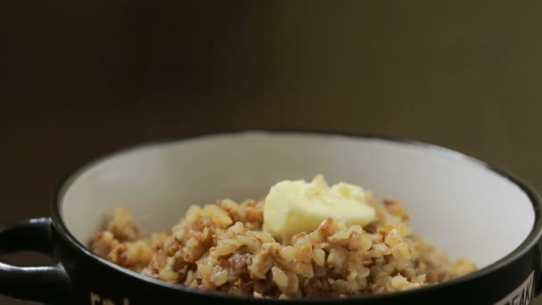 Buckwheat porridge with butter — Stock Video