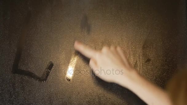 Die "lebende" Inschrift auf dem schweißtreibenden Glas — Stockvideo