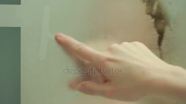 L'inscription "Aide" sur le verre en sueur — Video