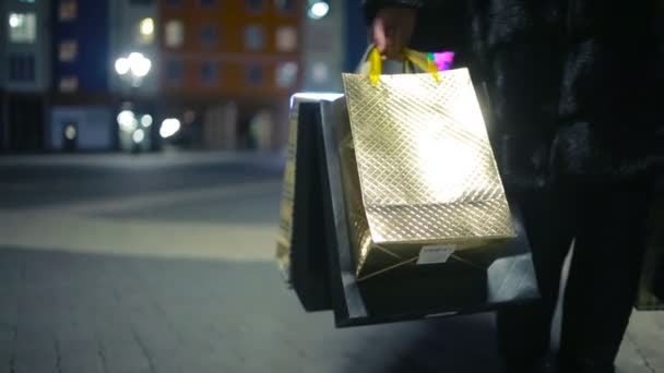 Les courses de Noël. fille va avec des paquets de magasin — Video