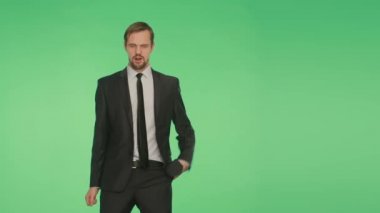 beden dili. yeşil bir arka plan üzerinde iş elbiseli bir adam