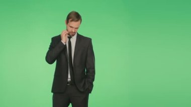 beden dili. yeşil bir arka plan üzerinde iş elbiseli bir adam