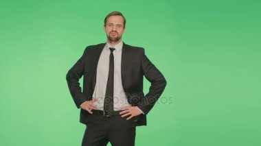 beden dili. yeşil bir arka plan üzerinde iş elbiseli bir adam
