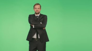 beden dili. yeşil bir arka plan üzerinde iş elbiseli bir adam