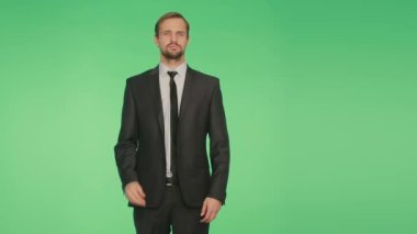 beden dili. yeşil bir arka plan üzerinde iş elbiseli bir adam