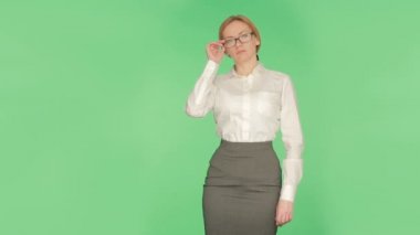 Beden dili. Yeşil bir arka plan üzerinde beyaz bir bluz güzel sarışın kız.