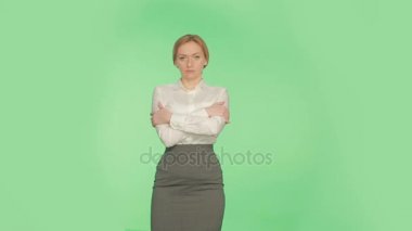 Beden dili. Yeşil bir arka plan üzerinde beyaz bir bluz güzel sarışın kız.