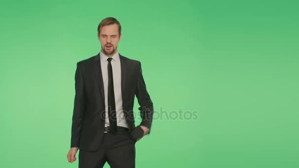 Lichaamstaal. een man in een pak op een groene achtergrond — Stockvideo