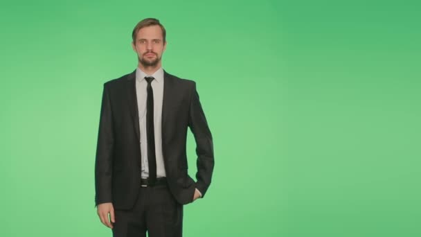 Linguaggio del corpo. un uomo in giacca e cravatta su sfondo verde — Video Stock