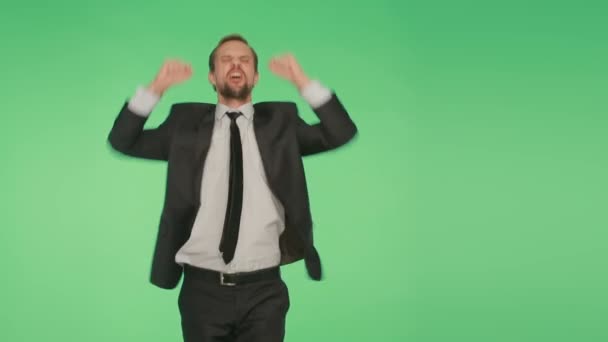 Testbeszéd. egy ember, egy öltöny, egy zöld háttér — Stock videók