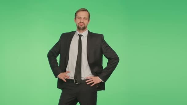 Body language. a man in a business suit on a green background — Stock Video