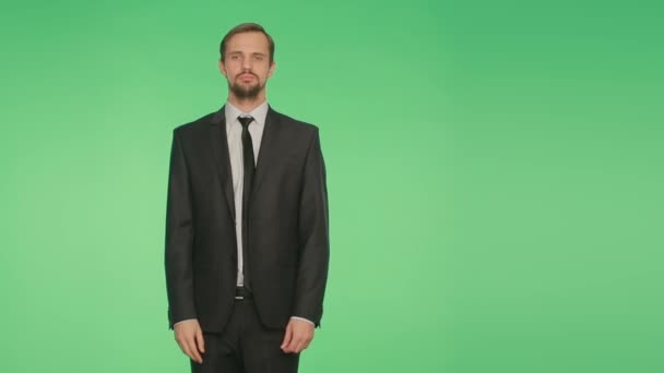 Linguagem corporal. um homem em um terno de negócios em um fundo verde — Vídeo de Stock