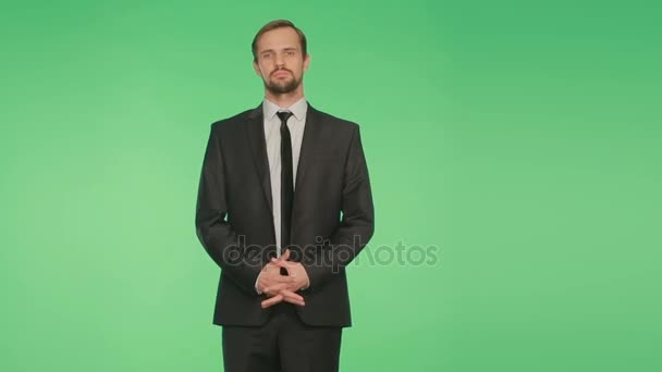 Body language. a man in a business suit on a green background — Stock Video