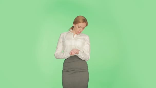 Lichaamstaal. Mooi blonde meisje in een witte blouse op een groene achtergrond. — Stockvideo
