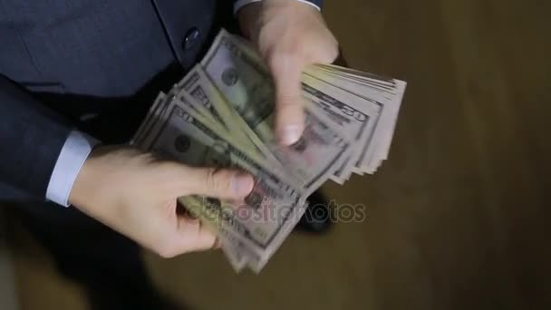 Чоловік-підприємець знаходить кусок грошей, доларів — стокове відео