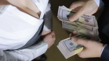 Güzel genç ince kız onu adam için transfer para sayar