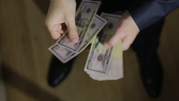 Homem de negócios encontra um maço de dinheiro, dólares — Vídeo de Stock