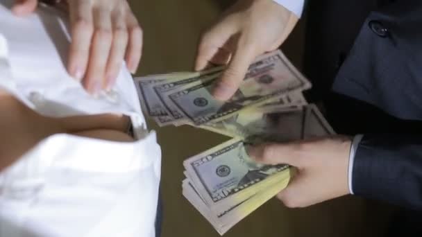 Красива молода струнка дівчина рахує гроші, перераховані її чоловікові — стокове відео