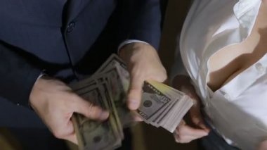 Güzel genç ince kız onu adam için transfer para sayar