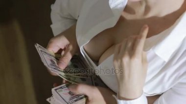 Güzel genç ince kız para dikkate alır.