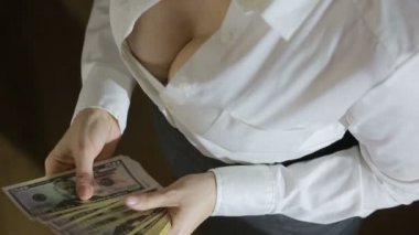 Güzel genç ince kız para dikkate alır.