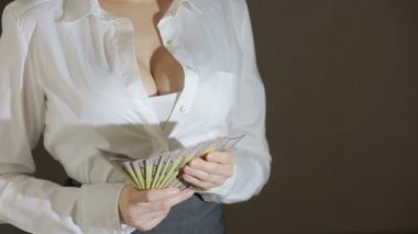 Güzel genç ince kız para dikkate alır.