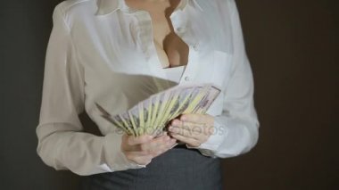 Güzel genç ince kız para dikkate alır.