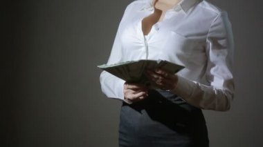 Güzel genç ince kız para dikkate alır.