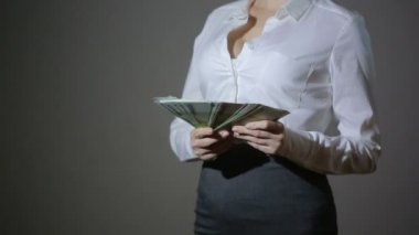 Güzel genç ince kız para dikkate alır.