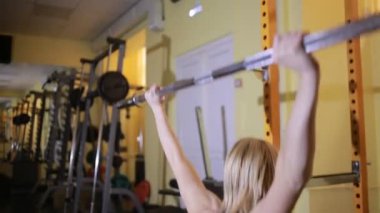 Halter salonunda ile egzersizleri yapıyor kız atlet