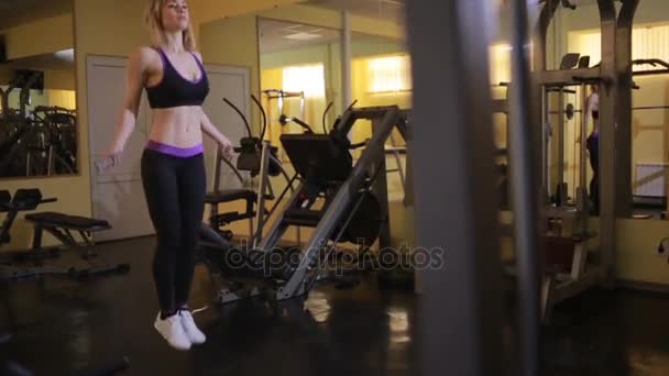 Woman athlete jumping rope in the gym — Stock Video