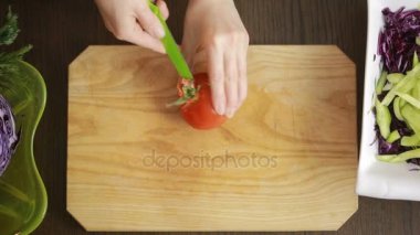 kırmızı lahana salatası kadının elinde bir bıçak ile kesmek